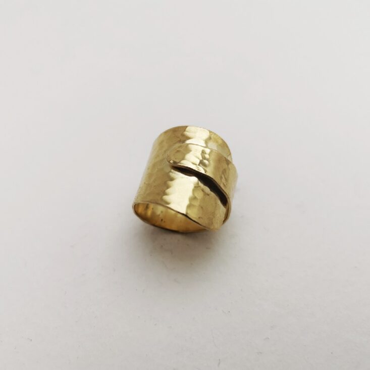 Sárgaréz gyűrű kalapált pöttyös mintázattal